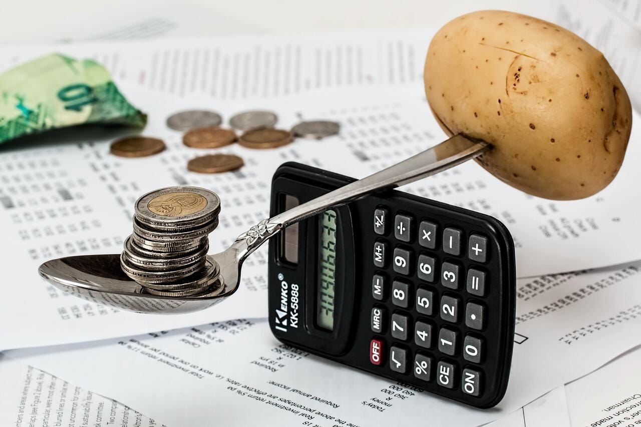 Calculator and coins to budget the Paraguay residency