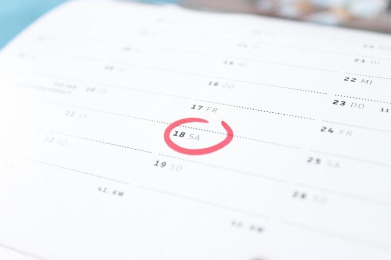 Calendar with a date circled: residency processing times in Paraguay